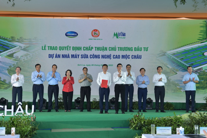Ông Phạm Hải Nam (đứng giữa) - Tổng giám đốc Mộc Châu Milk đại diện nhận quyết định chấp thuận chủ trương đầu tư cho hạng mục 'Nhà máy sữa công nghệ cao Mộc Châu' từ lãnh đạo tỉnh Sơn La. (Nguồn: Vinamilk) Hé lộ hình ảnh 'Thiên đường sữa tại Mộc Châu' - kỳ quan Tây Bắc ảnh 2