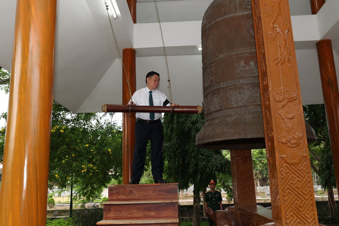 Ông Nguyễn Trọng Nghĩa, Ủy viên Bộ Chính trị, Bí thư Trung ương Đảng, Trưởng Ban Tuyên giáo Trung ương, thực hiện nghi lễ thỉnh chuông. (Ảnh Thanh Tân/TTXVN) ttxvn_truong ban tuyen giao.jpg