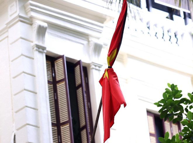Hội Nhà báo Việt Nam treo cờ rủ tưởng nhớ Tổng Bí thư Nguyễn Phú Trọng. (Ảnh: Văn Điệp/TTXVN) ttxvn_treo co ru 3.jpg