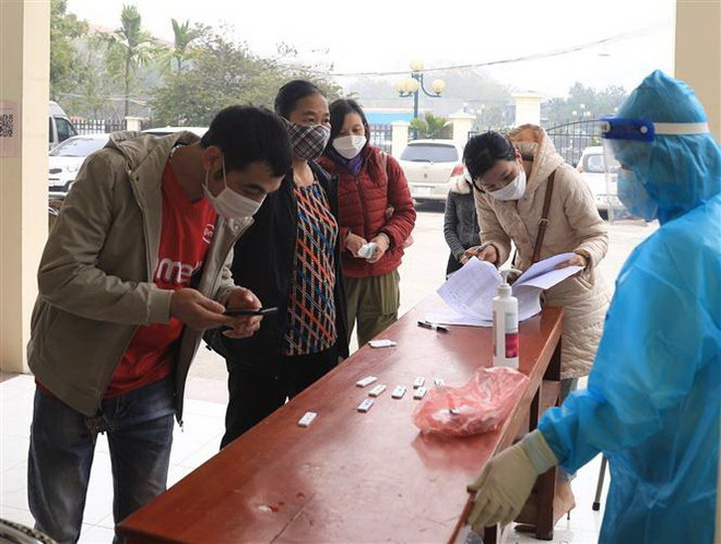 Hà Nội: Người dân mệt mỏi vì 'rồng rắn xếp hàng' xin xác nhận F0 ảnh 1