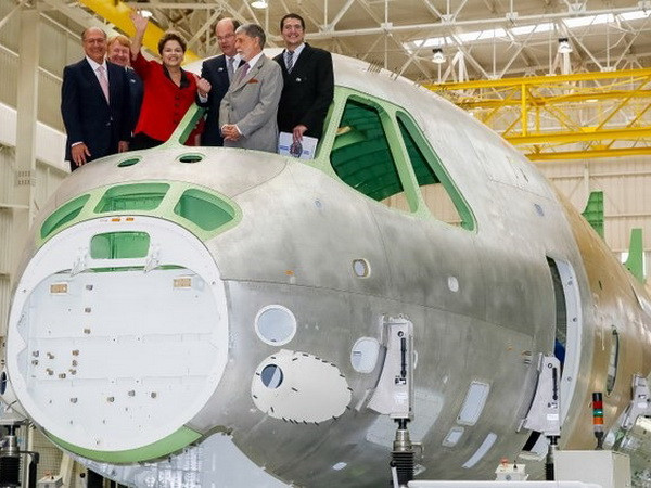 Tổng thống Rousseff dự lễ khánh thành dây chuyền lắp ráp. (Nguồn: ItapoNews) Brazil chế tạo được loại máy bay vận tải quân sự cỡ lớn ảnh 1