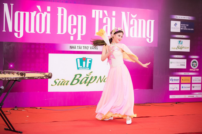 Xem thí sinh Hoa hậu Việt Nam múa võ, làm ảo thuật ngoạn mục ảnh 2