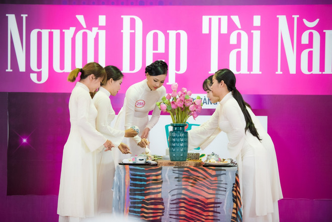 Xem thí sinh Hoa hậu Việt Nam múa võ, làm ảo thuật ngoạn mục ảnh 9