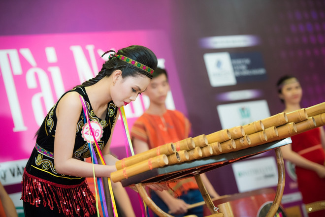 Xem thí sinh Hoa hậu Việt Nam múa võ, làm ảo thuật ngoạn mục ảnh 3