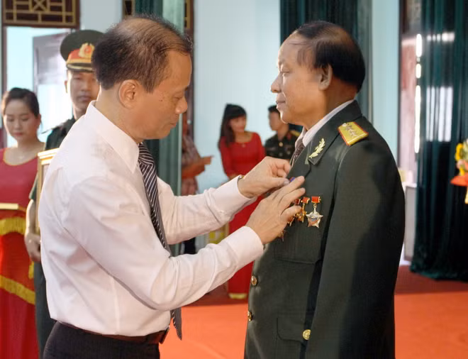 Trao huân, huy chương tặng quân tình nguyện và chuyên gia Việt tại Lào ảnh 1