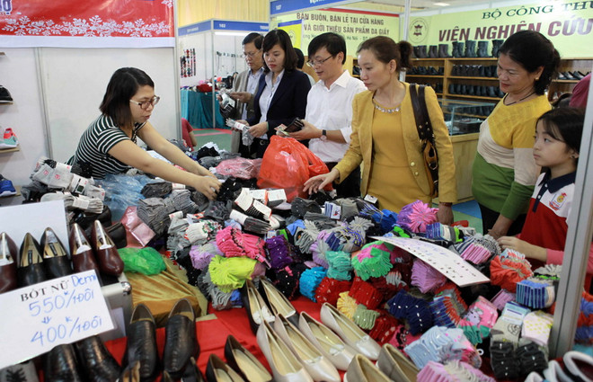 Khách tham quan mua hàng tại Hội chợ. (Ảnh: Trần Việt/TTXVN) Hà Nội: Sôi động hội chợ thời trang Việt Nam 2016 dịp Giáng sinh ảnh 1