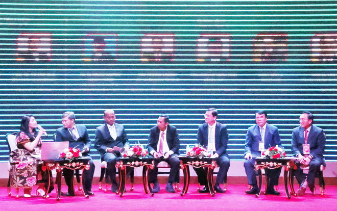 Các diễn giả trao đổi tại phiên thảo luận song phương với chuyên đề 'Hợp tác nông nghiệp công nghệ cao và phát triển thủy sản bền vững' tại hội nghị. (Ảnh: Tiên Minh/TTXVN) ttxvn_gap go Indonesia 1.jpg
