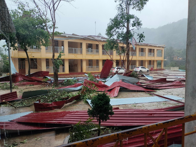 Điểm trường Phổ thông dân tộc bán trú Tiểu học và Trung học Cơ sở Mường Lèo tốc mái hoàn toàn một tòa nhà 2 tầng. (Ảnh: TTXVN phát) ttxvn_mua da 2.jpg