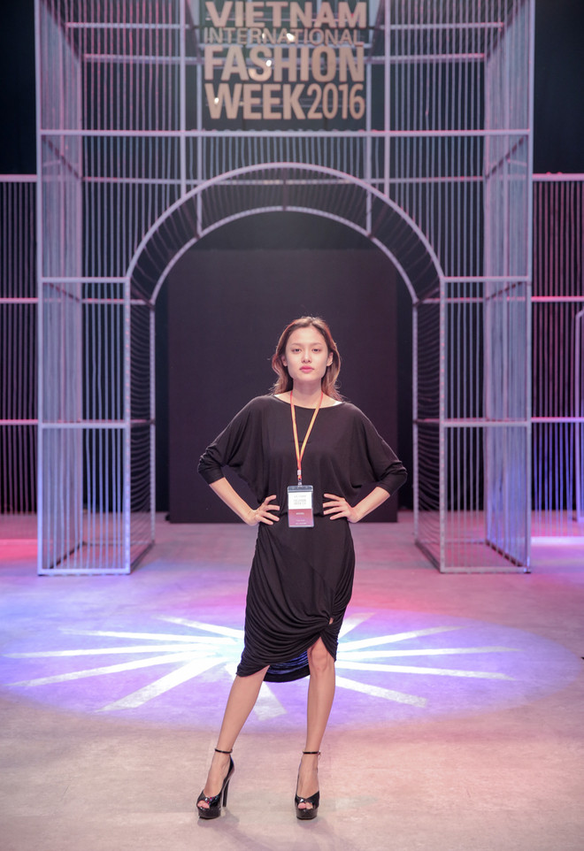 Không khí náo nức chuẩn bị khai mạc Vietnam International Fashion Week ảnh 8