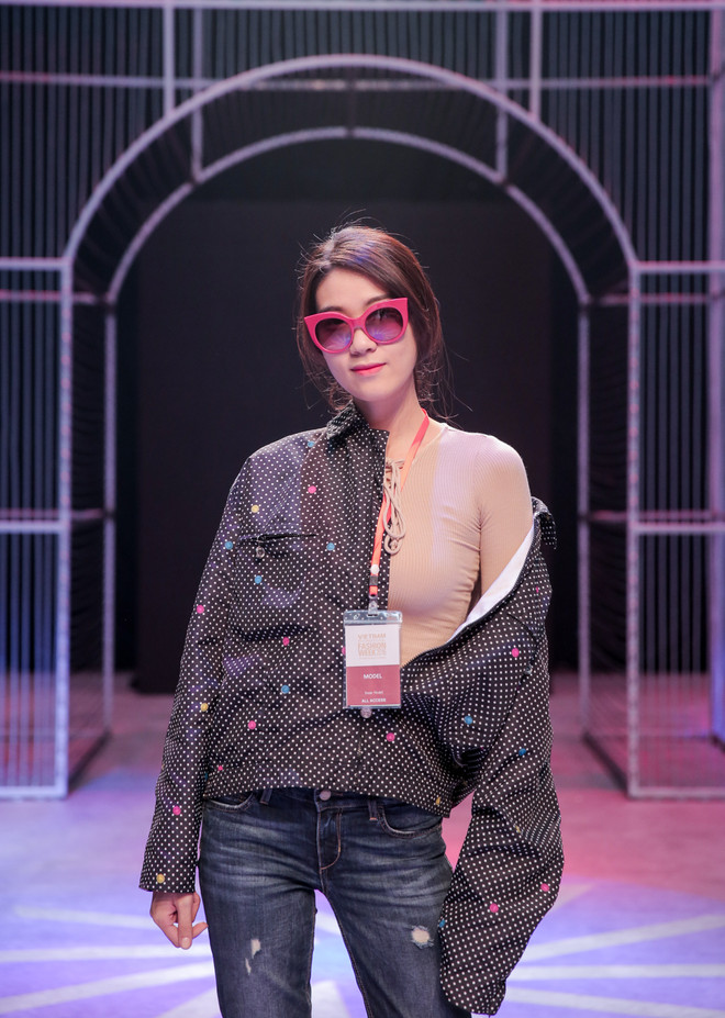 Không khí náo nức chuẩn bị khai mạc Vietnam International Fashion Week ảnh 11