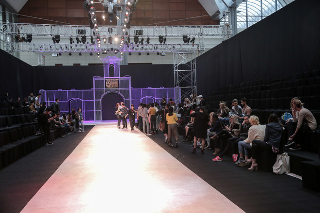 Không khí náo nức chuẩn bị khai mạc Vietnam International Fashion Week ảnh 2