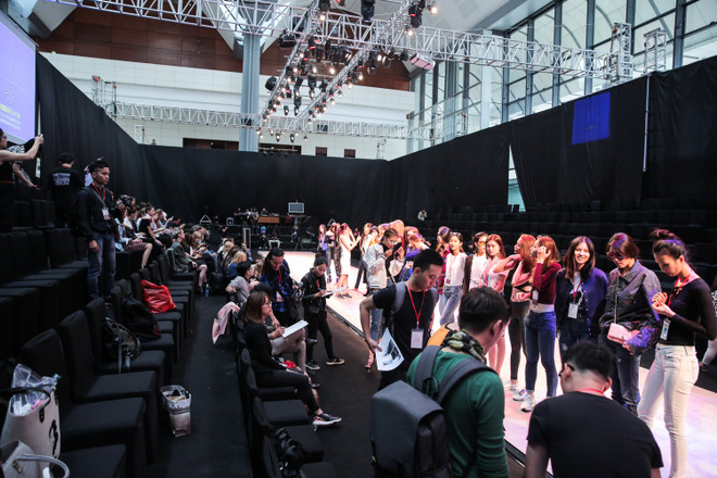 Không khí náo nức chuẩn bị khai mạc Vietnam International Fashion Week ảnh 4