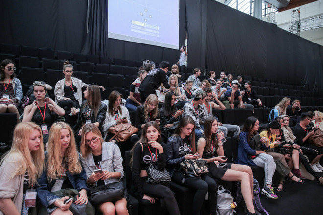 Không khí náo nức chuẩn bị khai mạc Vietnam International Fashion Week ảnh 1