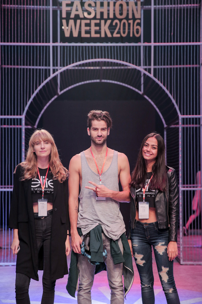 Không khí náo nức chuẩn bị khai mạc Vietnam International Fashion Week ảnh 7