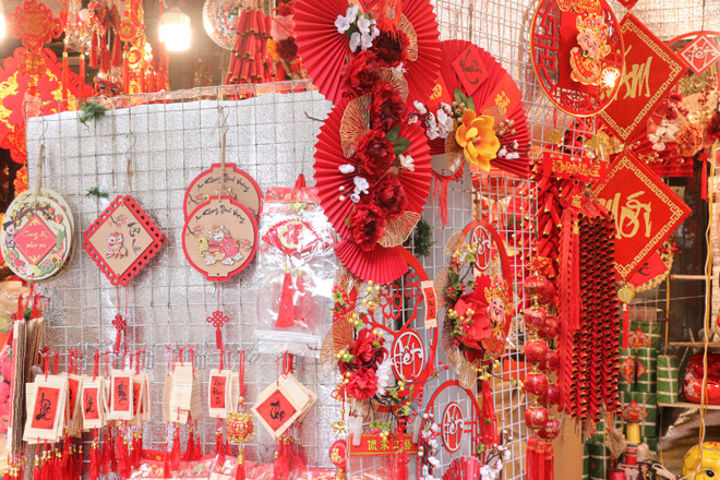 Sôi động thị trường đồ trang trí dịp Tết Nguyên đán Quý Mão 2023 ảnh 1