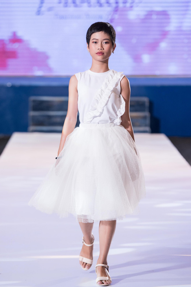 Á hậu Hoàng Thùy hướng dẫn bệnh nhân ung thư biểu diễn thời trang ảnh 4