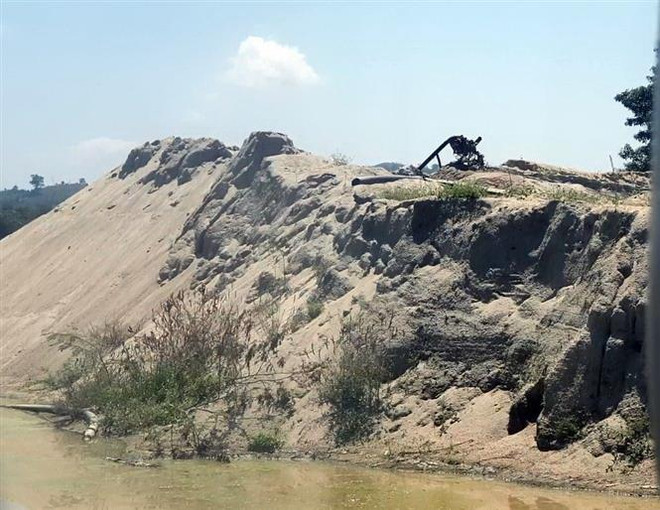 Chấn chỉnh tình trạng khai thác cát, sỏi trái phép tại sông A Lin ảnh 1