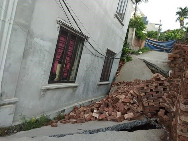 Ảnh hưởng bão số 2, một số nhà dân ở Mỹ Đức có nguy cơ sụt lún ảnh 1