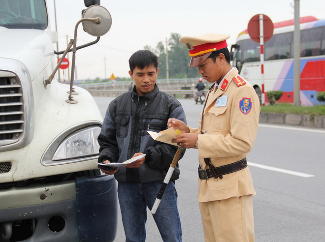 Ảnh minh họa. (Nguồn: TTXVN) Ra quân thực hiện cao điểm bảo đảm trật tự giao thông dịp Tết ảnh 1
