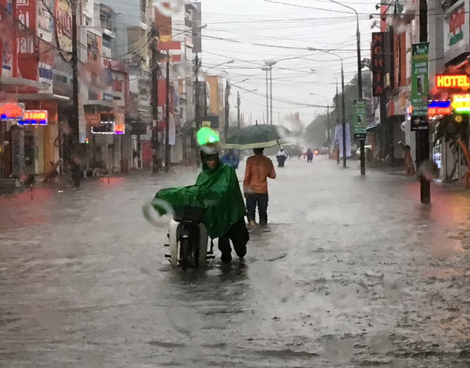 Ngập lụt tại thành phố Huế. (Ảnh: Quốc Việt/TTXVN) Các tỉnh từ Quảng Ngãi đến Ninh Thuận có mưa to, lũ đang lên ảnh 1
