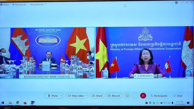 Thứ trưởng Bộ Ngoại giao Nguyễn Quốc Dũng và Quốc Vụ khanh Bộ Ngoại giao và Hợp tác Quốc tế Campuchia Soeung Rathchavy đồng chủ trì Tham khảo chính trị Việt Nam-Campuchia lần thứ 7. (Ảnh: TTXVN phát) Tham khảo chính trị giữa hai Bộ Ngoại giao Việt Nam và Campuchia ảnh 2