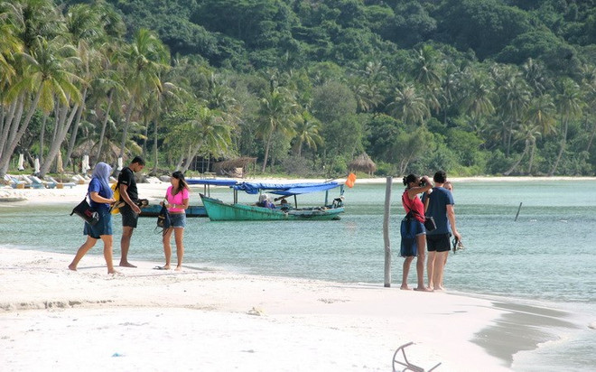 Bãi Sao (Phú Quốc) là địa chỉ thu hút du khách quốc tế. (Ảnh: Trường Giang/TTXVN) Phó Thủ tướng: Phục hồi hoạt động du lịch đảm bảo an toàn, khoa học ảnh 2