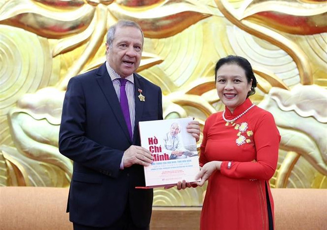 Trao tặng kỷ niệm chương hữu nghị cho Đại sứ Algeria tại Việt Nam ảnh 1