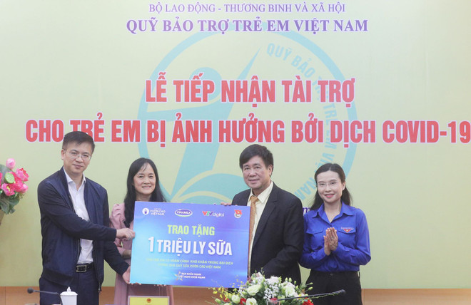 Đại diện Vinamilk, VTV Digital và Trung ương Đoàn cùng trao tặng 1 triệu ly sữa cho trẻ em có hoàn cảnh khó khăn trong đại dịch thông qua Quỹ sữa Vươn cao Việt Nam. (Nguồn: Vietnam+) Vinamilk hỗ trợ chăm sóc trẻ em bị tác động bởi đại dịch COVID-19 ảnh 3