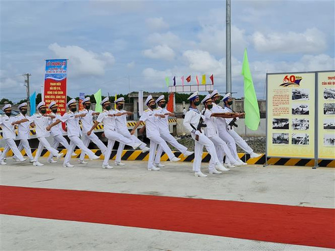 Cà Mau: Thượng cờ bốn tàu vận tải đổ bộ đa năng RoRo-5612 ảnh 1