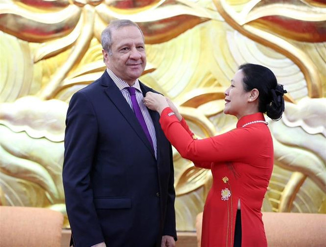 Trao tặng kỷ niệm chương hữu nghị cho Đại sứ Algeria tại Việt Nam ảnh 2