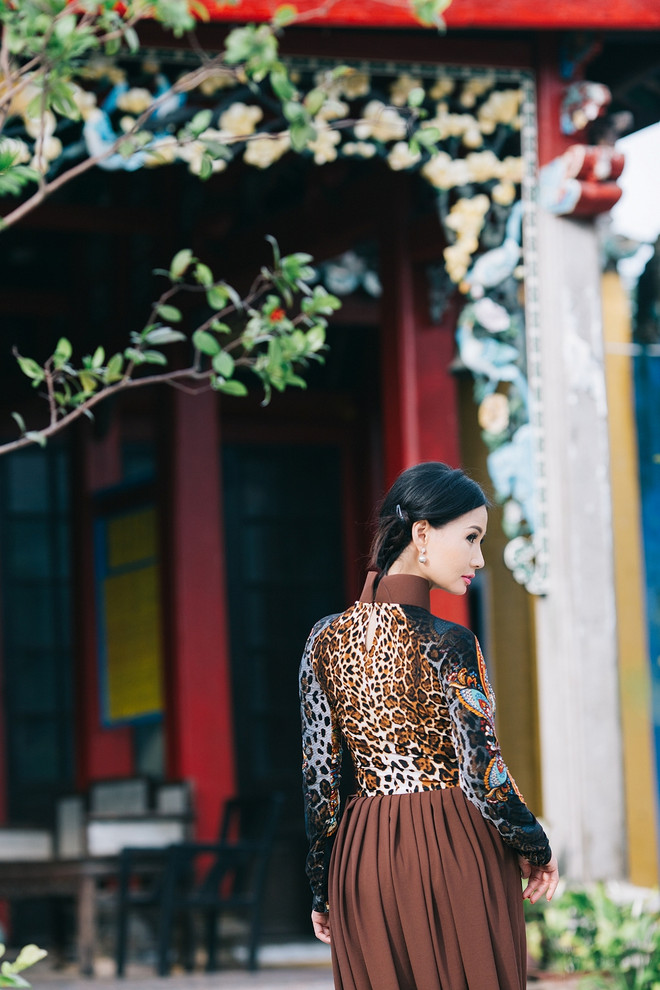 Hoa hậu quý bà Sương Đặng khoe “eo con kiến” bên nhà cổ Hội An ảnh 7