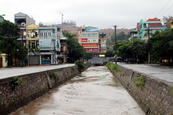 Vịnh Hạ Long xuất hiện những dải nước màu đỏ đục sau cơn mưa ảnh 2