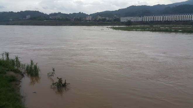 Sông Hồng và sông Chảy đoạn qua Lào Cai xuất hiện lũ lớn ảnh 1
