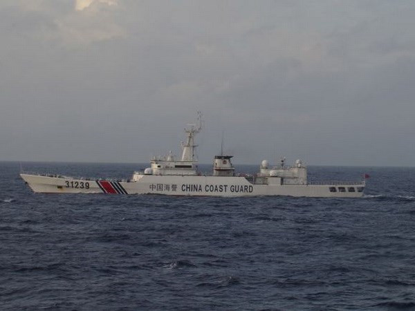 Tàu hải cảnh của Trung Quốc. (Nguồn: Reuters) Tàu Trung Quốc đi vào vùng biển gần quần đảo tranh chấp với Nhật Bản ảnh 1