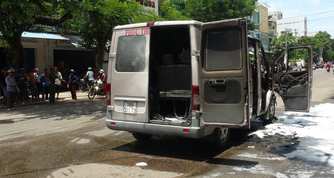 Phú Yên: Xe ôtô bất ngờ bốc cháy, 6 người may mắn thoát nạn ảnh 1