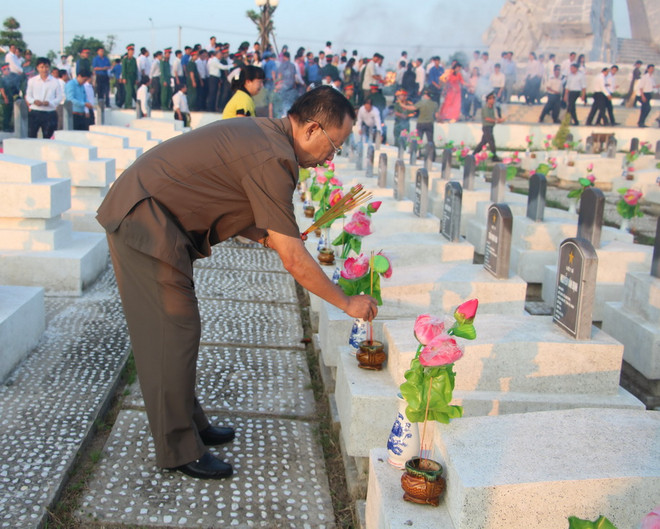 Lãnh đạo TP Hồ Chí Minh dâng hương tưởng niệm các anh hùng liệt sỹ ảnh 1
