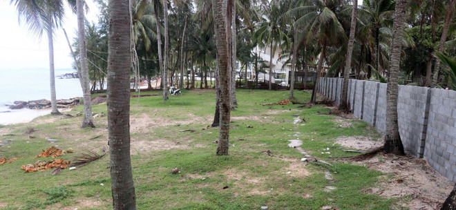 Bờ biển bị bao chiếm, vi phạm hành lang ven biển. (Ảnh: Lê Huy Hải/TTXVN) ttxvn_phu quoc 1.jpg