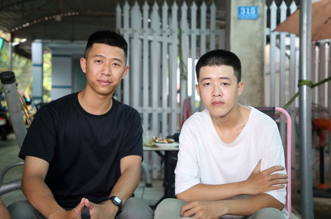 Hai anh em Trần Bình Thuận và Trần Bình Định. (Ảnh: Giang Phương/TTXVN) ttxvn_anh em song sinh nhap ngu 1.jpg