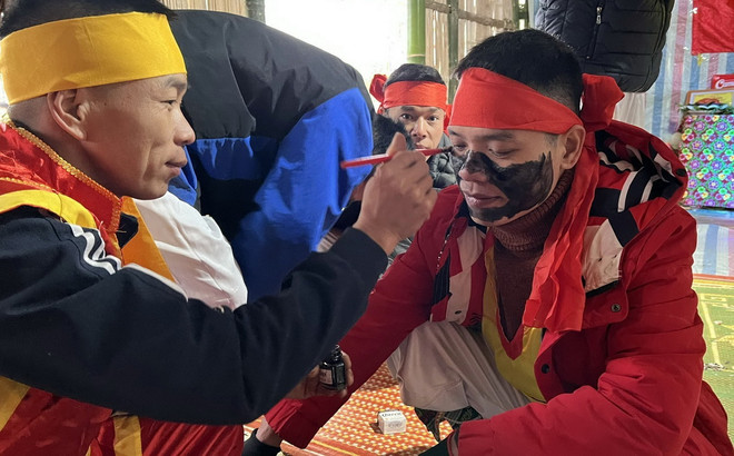 Người tham dự Lễ hội Ná Nhèm phải bôi nhọ mặt bởi họ tin rằng làm như thế sẽ đánh lạc hướng những linh hồn ma giặc. (Ảnh: Anh Tuấn/TTXVN) ttxvn_le hoi na nhem 2.jpg