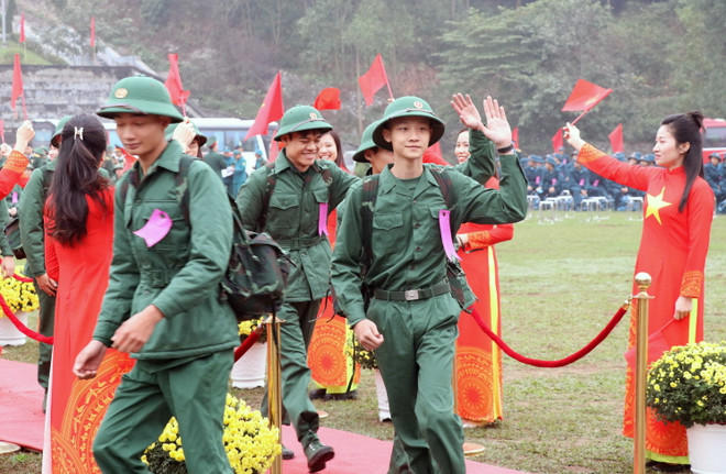 Các tân binh Hải Phòng hăng hái lên đường nhập ngũ. (Ảnh: Hoàng Ngọc/TTXVN) ttxvn_tan binh hai phong.jpg