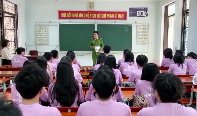 Tuyên truyền, phổ biến phòng chống tệ nạn ma túy đến học sinh trên địa bàn tỉnh Quảng Bình. (Ảnh: TTXVN phát) ttxvn_chong ma tuy.jpg