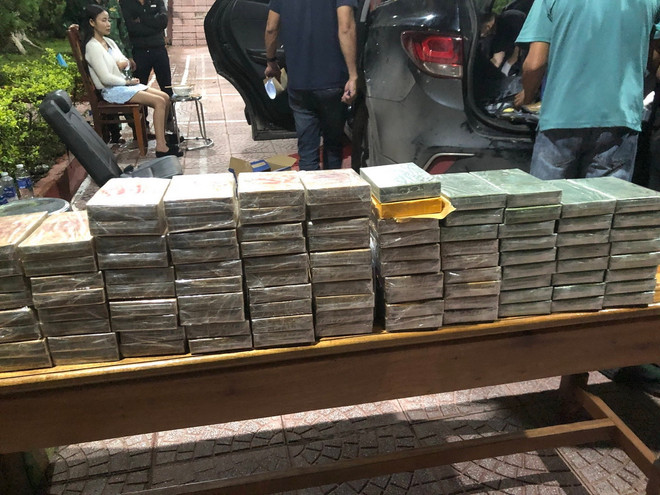 Phát hiện, bắt giữ vụ vận chuyển trái phép 100 bánh heroin từ Lào vào Việt Nam. (Ảnh: TTXVN phát) ttxvn_buon ma tuy.jpg