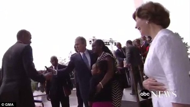 Video cựu Tổng thống Bush nhờ ông Obama chụp ảnh gây sốt ảnh 3