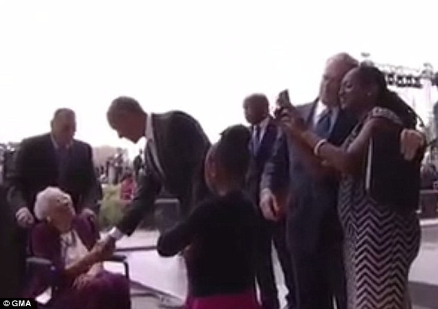 Video cựu Tổng thống Bush nhờ ông Obama chụp ảnh gây sốt ảnh 2