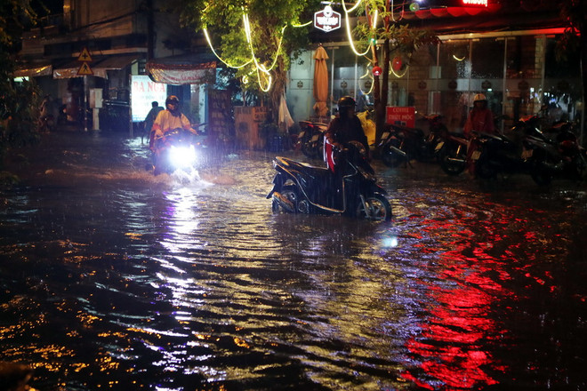 Mưa lớn khiến Thành phố Hồ Chí Minh ngập nặng, giao thông hỗn loạn ảnh 1
