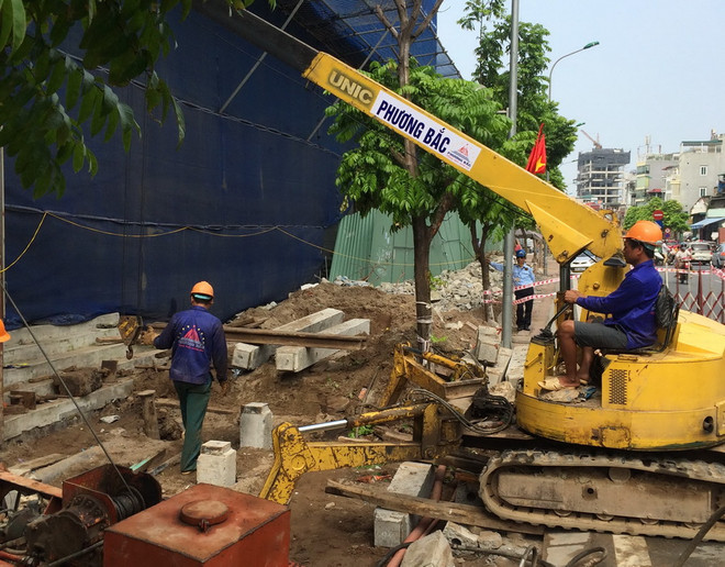 Lắp đặt cẩu tháp để phá dỡ phần sai phạm tại tòa nhà 8B Lê Trực ảnh 1