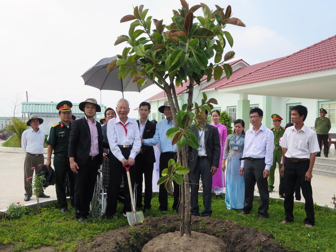 Đại tướng Lê Đức Anh trồng cây lưu niệm tại Trường THPT Nam Yên, huyện An Biên (Kiên Giang). (Ảnh: TTXVN) Nhớ lần Đại tướng Lê Đức Anh về thăm Kiên Giang dịp Xuân Giáp Ngọ ảnh 2