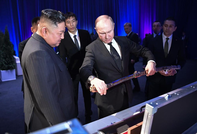 Nhà lãnh đạo Triều Tiên Kim Jong-un (trái) tặng Tổng thống Nga Vladimir Putin (giữa) món quà lưu niệm sau cuộc hội đàm thượng đỉnh tại Vladivostok (Nga) ngày 25/4/2019. (Ảnh: AFP/TTXVN) Nhà lãnh đạo Triều Tiên Kim Jong-un thăm một số địa điểm ở Vladivostok ảnh 1