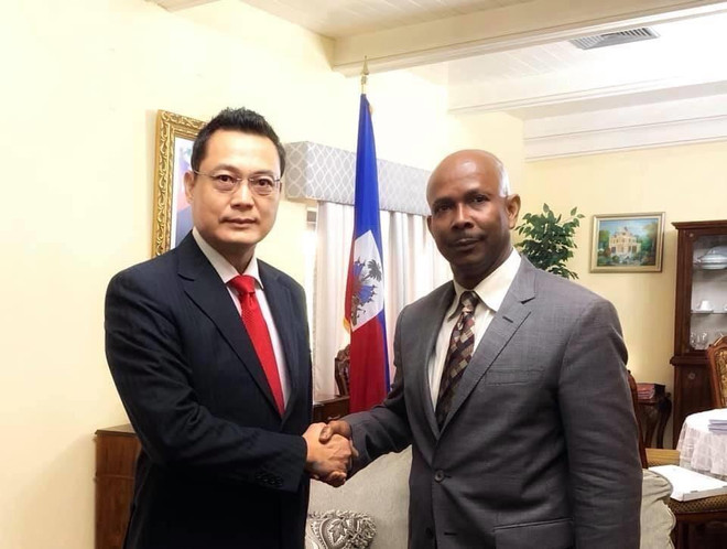 Thủ tướng Haiti Jean-Michel Lapin và Đại sứ Việt Nam kiêm nhiệm Haiti Nguyễn Trung Thành. (Ảnh: Đại sứ quán Việt Nam tại Cuba cung cấp) Thúc đẩy hơn nữa quan hệ hữu nghị, hợp tác giữa Việt Nam và Haiti ảnh 1