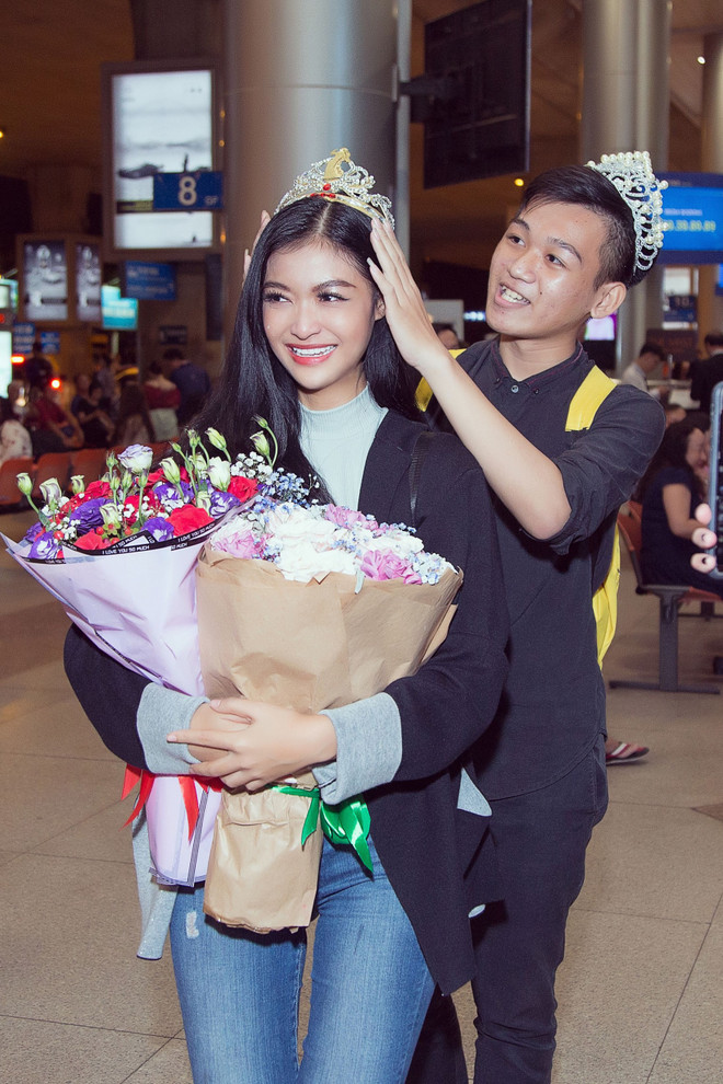 Người hâm mộ dành tặng "vương miện" cho Kiều Loan. (Ảnh: CTV/Vietnam+) Miss Grand International: Kiều Loan bật khóc giữa sân bay ngày trở về ảnh 1